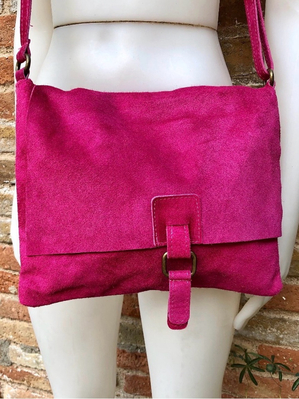 Italian suede Vibrant, gorgeous suede handbag.
Crossbody/Shoulder Bag - Picture 3 of 7